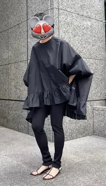 LE PHIL 르필 나일론 프릴 블라우스 블랙 블라우스 프릴 판초
