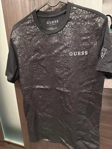 GUESS 스네이크 패턴 티셔츠 블랙