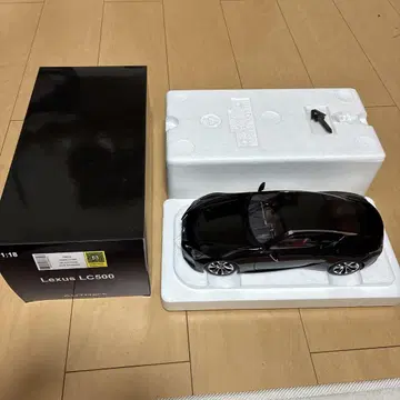 Lexus LC500 1:18 스케일 모델 autoart