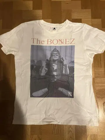 The BONEZ 그래픽 티셔츠