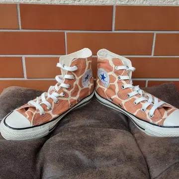 Converse 기린 패턴 하이컷 스니커즈