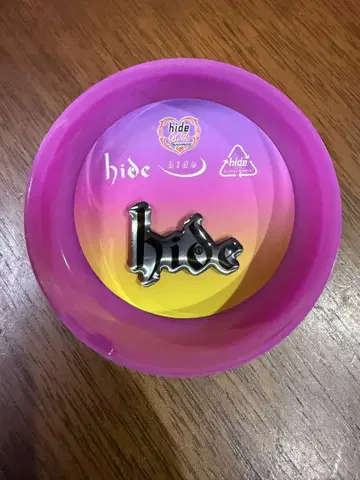 hide/히데 핀즈 캡슐 60th PINS 1st 로고