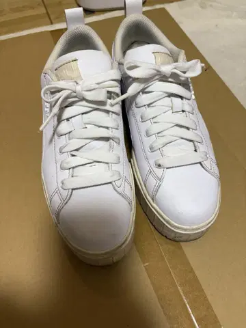 PUMA 화이트 스니커즈