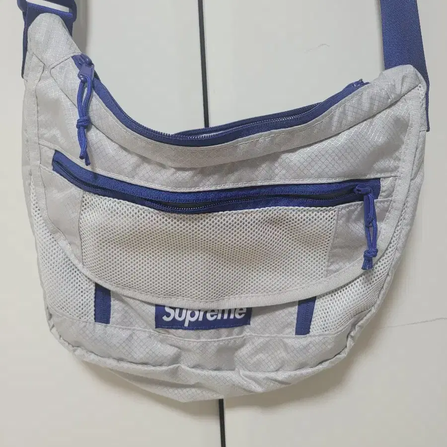 新品 Supreme Small Messenger Bag Silver SUPREME | 슈프림 Supreme Small Messenger Bag Silver on