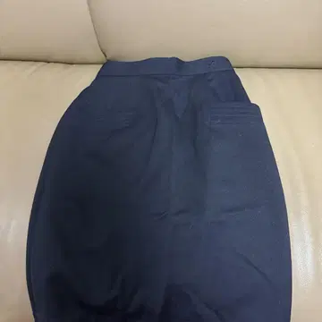네이비 컬러 무릎 기장 뒷면 포켓 스커트