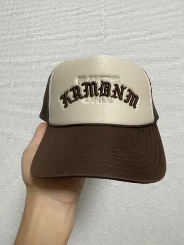 OTTO KRMNM 자수 로고 캡 브라운 메쉬 캡