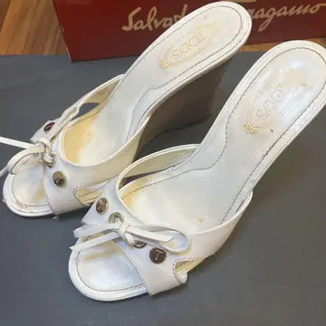 35 하프 TOD'S 화이트 가죽 웨지힐 샌들