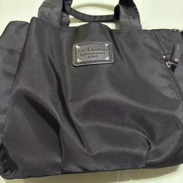 검은색 백
