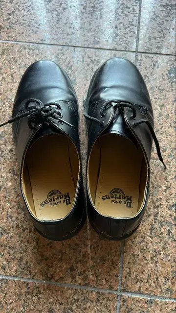 Dr. Martens 블랙 로퍼