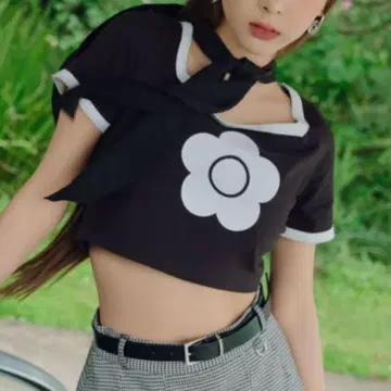 릴리 브라운 마리 콴트 쉘 스티치 크롭 티셔츠