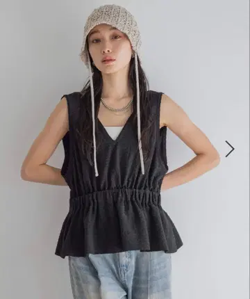 자카드 베스트 페플럼 블랙