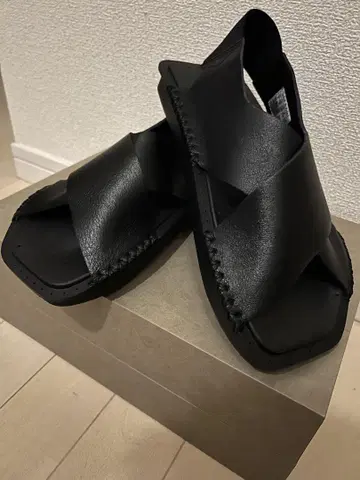 Y-3 SANDAL 크로스 스트랩 블랙 샌들