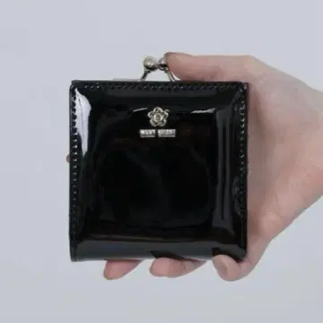 [새상품급] MARY QUANT 메탈 로고 에나멜 지갑 블랙
