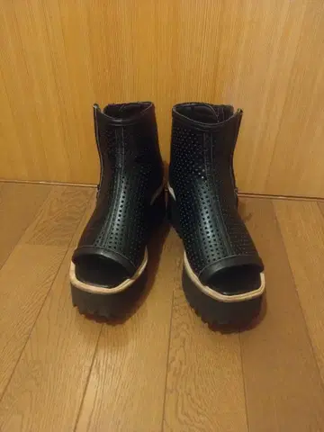 블랙 메쉬 디자인 통굽 오픈토 부츠