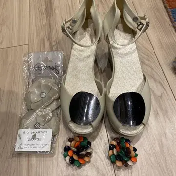 크림색 오픈토 샌들