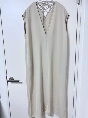 [새상품] 렙심 베이지 V넥 롱 원피스 슬리브리스
