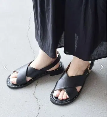 스터드 크로스 샌들