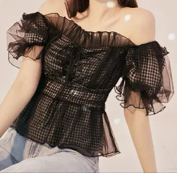 SNIDEL 개더 프릴 오프숄더 블라우스(CHECK-F)