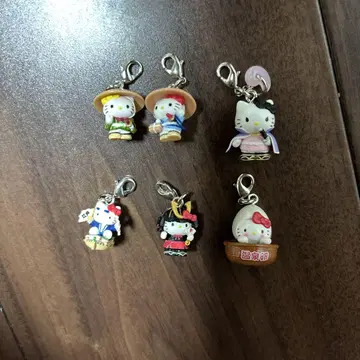 지역 한정 키티 참 키링 묶음 판매