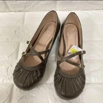 [새상품] by 키다리 아저씨 개더 스트랩 펌프스 브라운 24cm