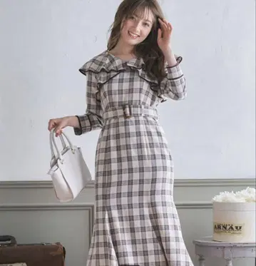 [새상품급] Noela 파이핑 프릴 원피스 체크 S 사이즈