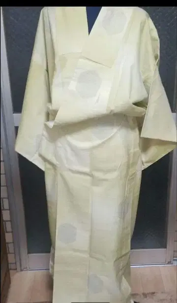 연한 옐로우 컬러  기모노 사이즈가 맞으면 득템!  홑 기모노입니다.