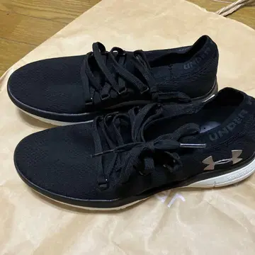 UNDER ARMOR 여성 신발 24.5 (USA 7.5)