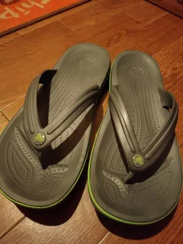 crocs 악어 로고 그레이 샌들