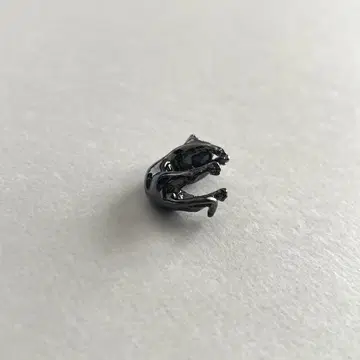 LOVE BY e.m cat motif ear cuff black