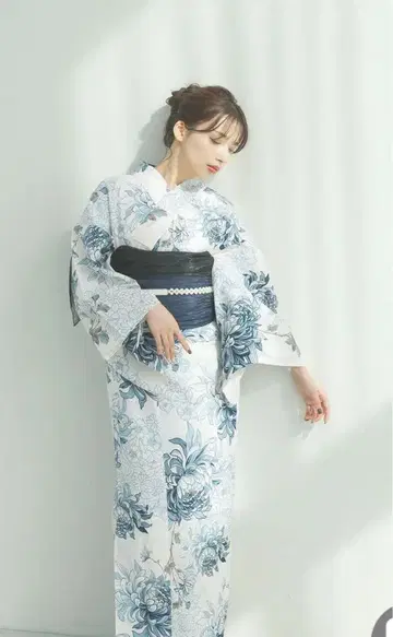 Dita 쪽빛의 흩날리는 국화 유카타 세트 바구니 백 오비 일본 나막신