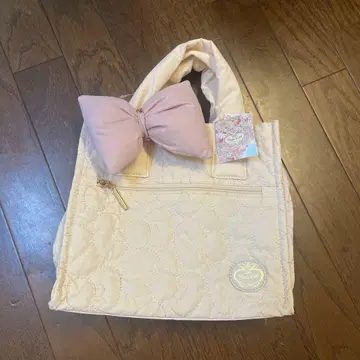 헬로키티 퀼팅 숄더백 리본 자수 컨디션 최상 산리오