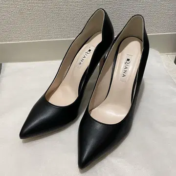DIANA 뒤꿈치 플라워 컷 펌프스