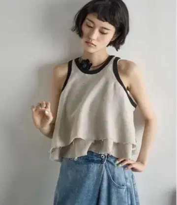 린넨 라이크 바이컬러 파이핑 컷오프 프릴 아메슬리 블라우스
