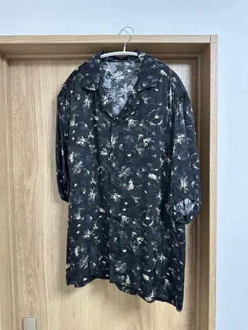 ZARA 블랙 플라워 무늬 반팔 셔츠 L 사이즈