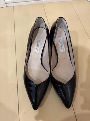 ALUNE 블랙 스틸레토 펌프스