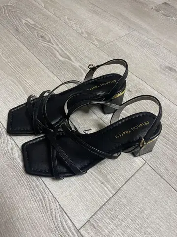 내로우 스트랩 메탈릭 라인 샌들