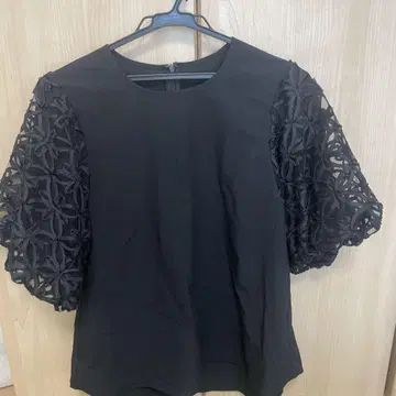 블랙 레이스 소매 상의 사이즈 38