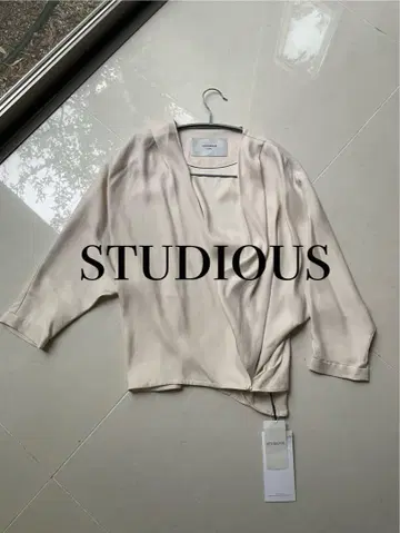 [미사용 택 포함] STUDIOUS CITY 캐시미어 돌먼 블라우스