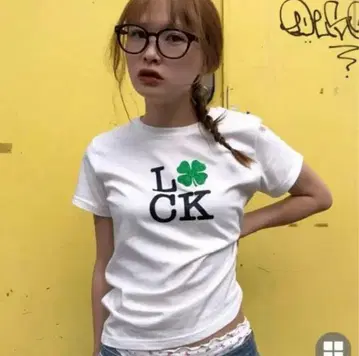 nugu hoop 럭키 글로 클로버 티셔츠