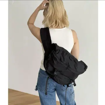 에어팟 수납 포켓이 있는 블랙 숄더백