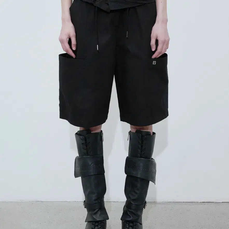 【BOHEMIAN SEOUL】OPEN POCKET BERMUDA PANTS BOHEMIAN SEOUL | 보헤미안서울 Bohemian Seoul OPEN POCKET