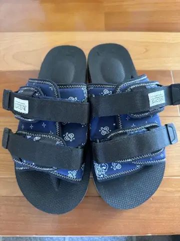SUICOKE 반다나 패턴 샌들 네이비/블랙