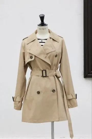 Her lip to Noble Short Trench Coat