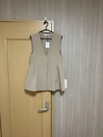 베이지 V넥 플레어 베스트