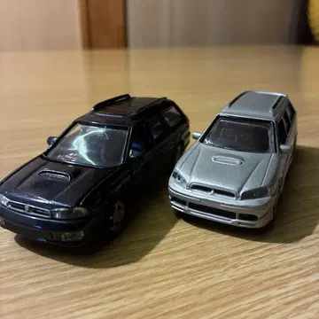 레거시 투어링 왜건 미니카 1/43 스케일 2대 세트