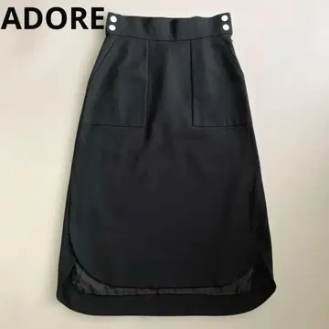ADORE 어도어 라운드 컷 타이트 스커트 버튼 블랙 미디 기장