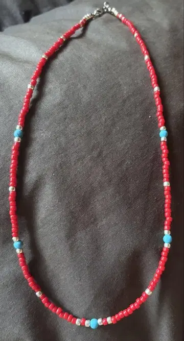 빨간색과 터콰이즈 비즈 목걸이