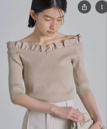 프릴 오프숄 리브 니트 베이지