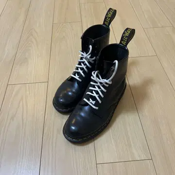 Dr. Martens 블랙 가죽 워크 부츠