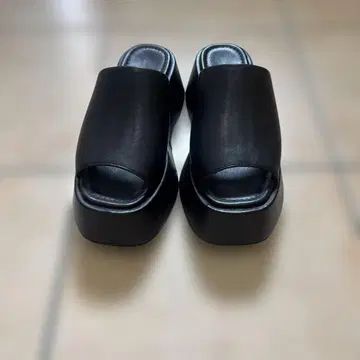 블랙 오픈토 샌들